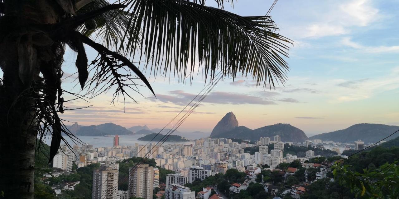Favelinha Hostal *