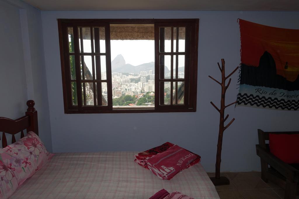 Favelinha Hostal *